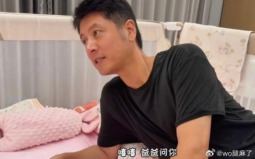 46岁任重每晚给女儿读故事哄睡，孙骁骁晒重庆的家满屋儿童用品，二胎要生了都不用添新的，网友看完说这才