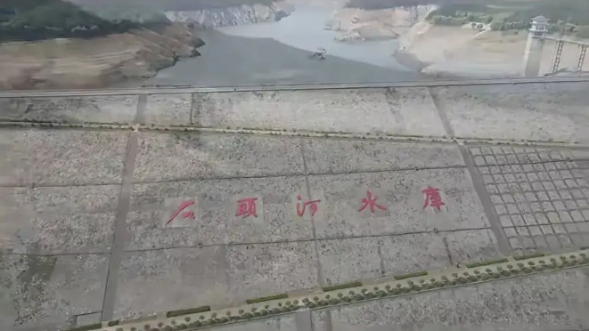 今天看到一条消息，咸阳市内居民用水水压太低，原因是供水地石头河水库快没水了，前几