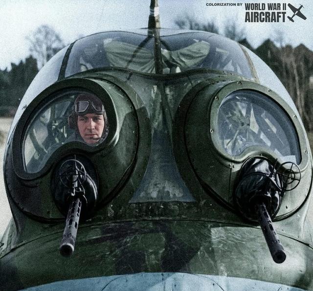 Ju88A-4轰炸机座舱后部的双管MG81J机枪射击位。Ju-88大概是二