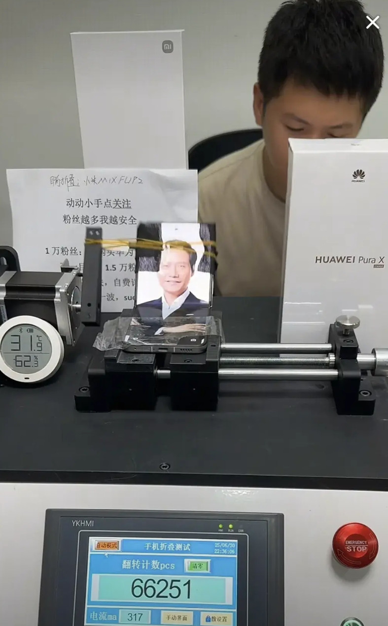 小米新款折叠手机，被一个博主测试，已经折好几天了，6w多次折叠了，已经快到卢伟冰