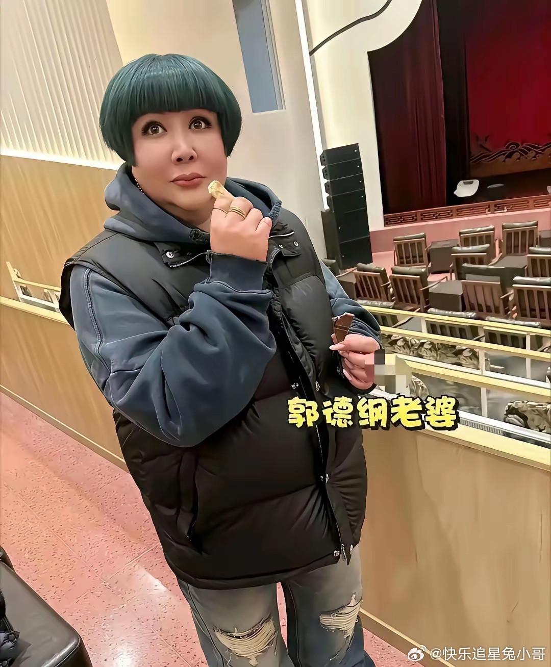 见到郭德纲老婆的照片，才明白他为啥功成名就后，依然对妻子死心塌地。老郭有过一