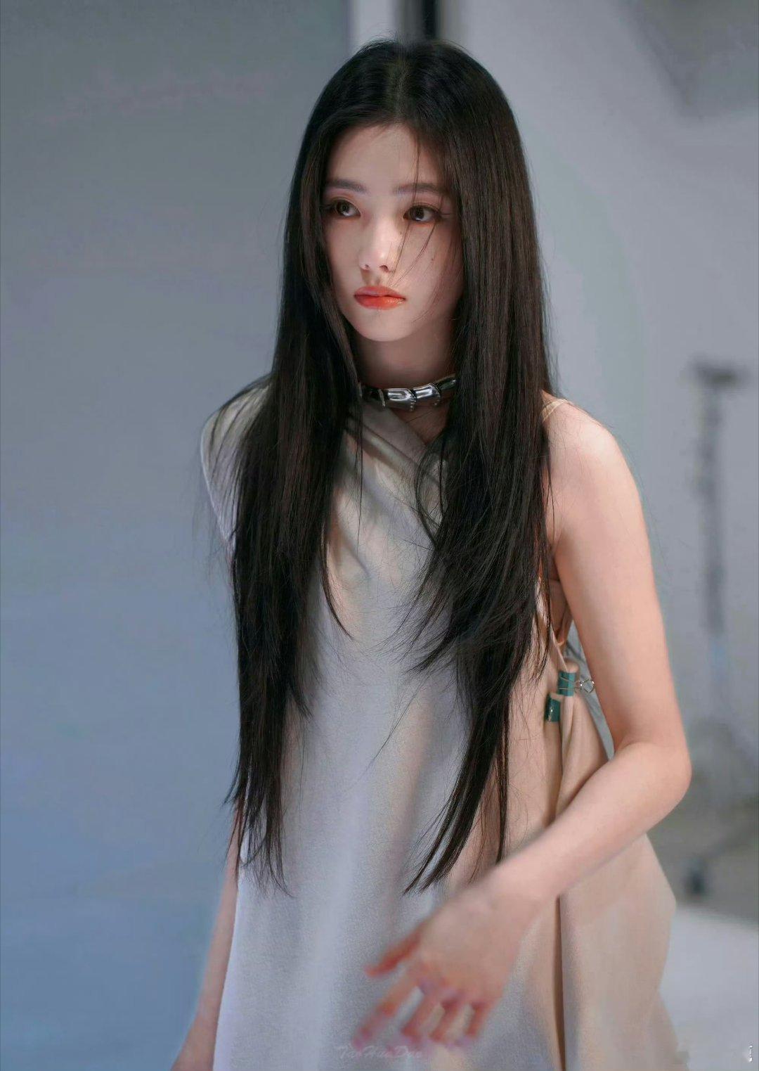 刘浩存这款手办不说一模一样了，简直是一个模子刻出来的​​​