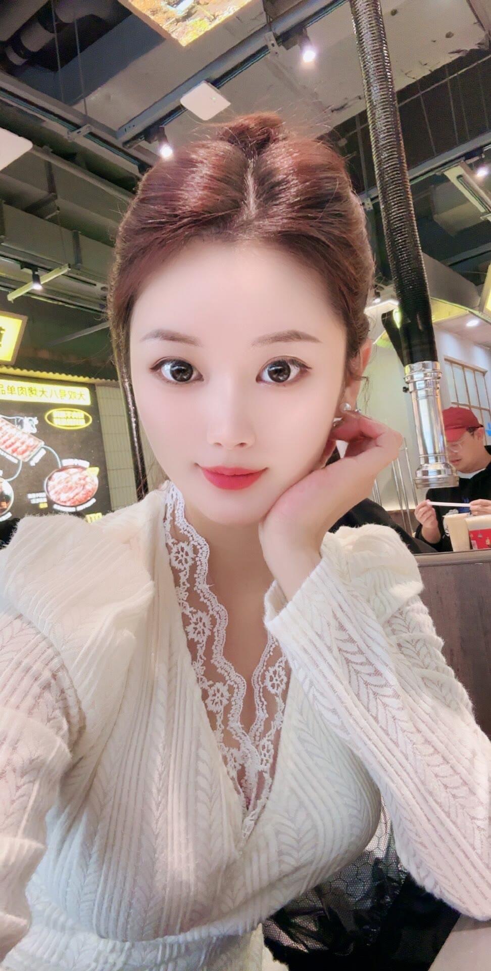 在咖啡馆里享受悠闲时光，咖啡与美食的完美搭配