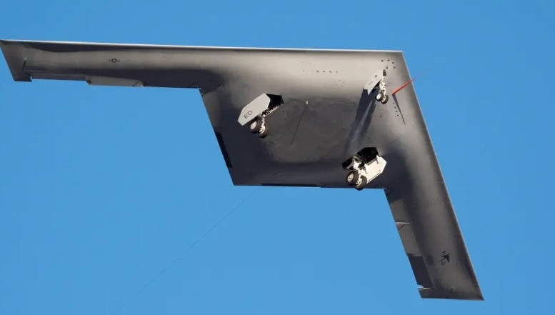 B-21“突袭者”尺寸较B-2缩小，机长约17.16米，翼展约46米，最大起飞重