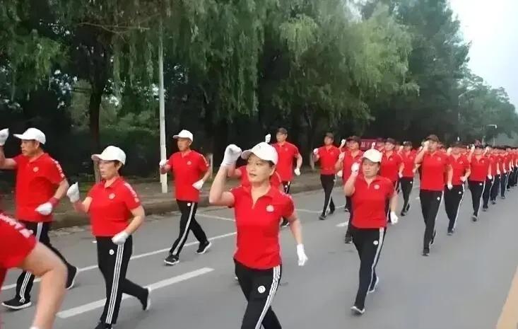 终于知道暴走团横行霸道的原因了。 我问她为啥不让路。 她说因为她们是一群