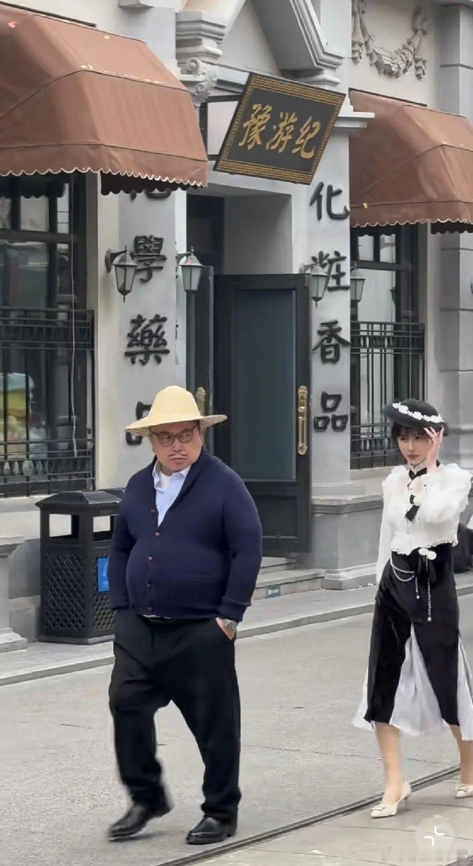 王晶第1天在建业小镇拍短剧就翻车，造型好雷人，一点都不体面!近日，大导演王晶跑到