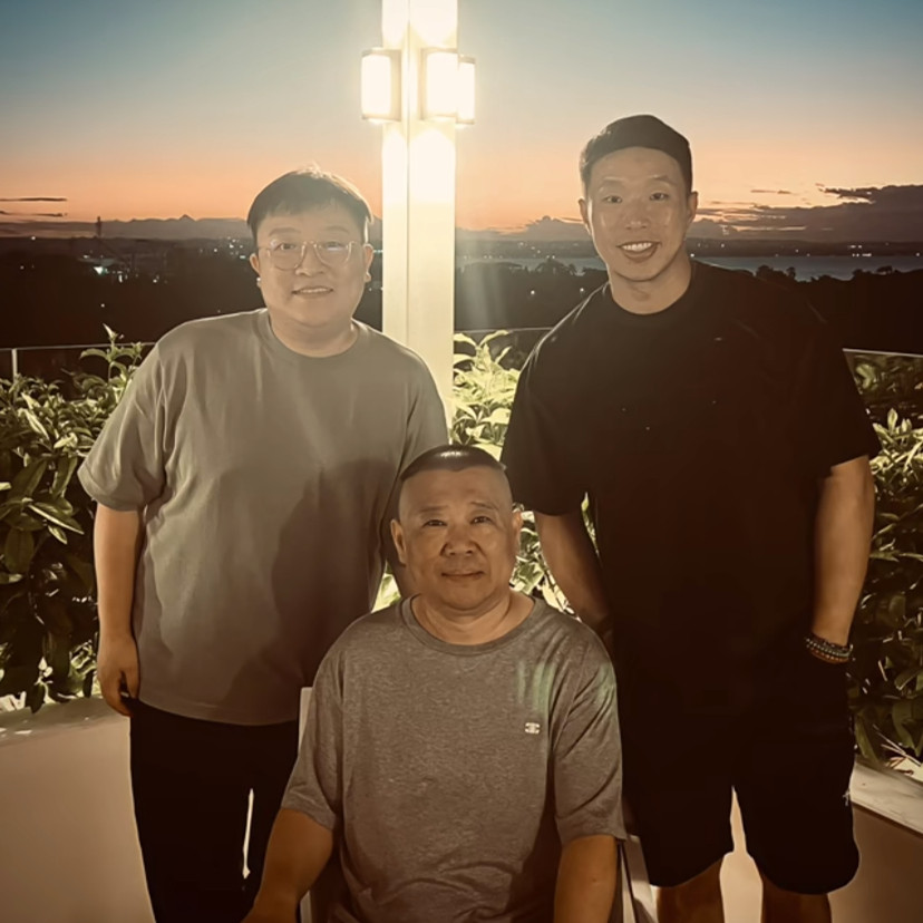 德云社南非演出时，烧饼遭到现场观众嘘声，一旁的曹鹤阳却笑弯了腰。登台后，烧饼夸