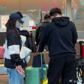 2026年3月26日，演员阚清子与丈夫一同现身机场。这是她产后首次与丈夫在机场