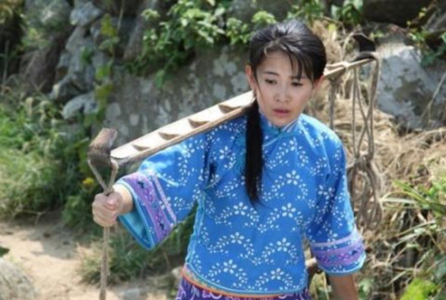 古时，有个寡妇帮地主干活。地主刁难她，故意让她刷夜壶，结算工钱时还赖账。