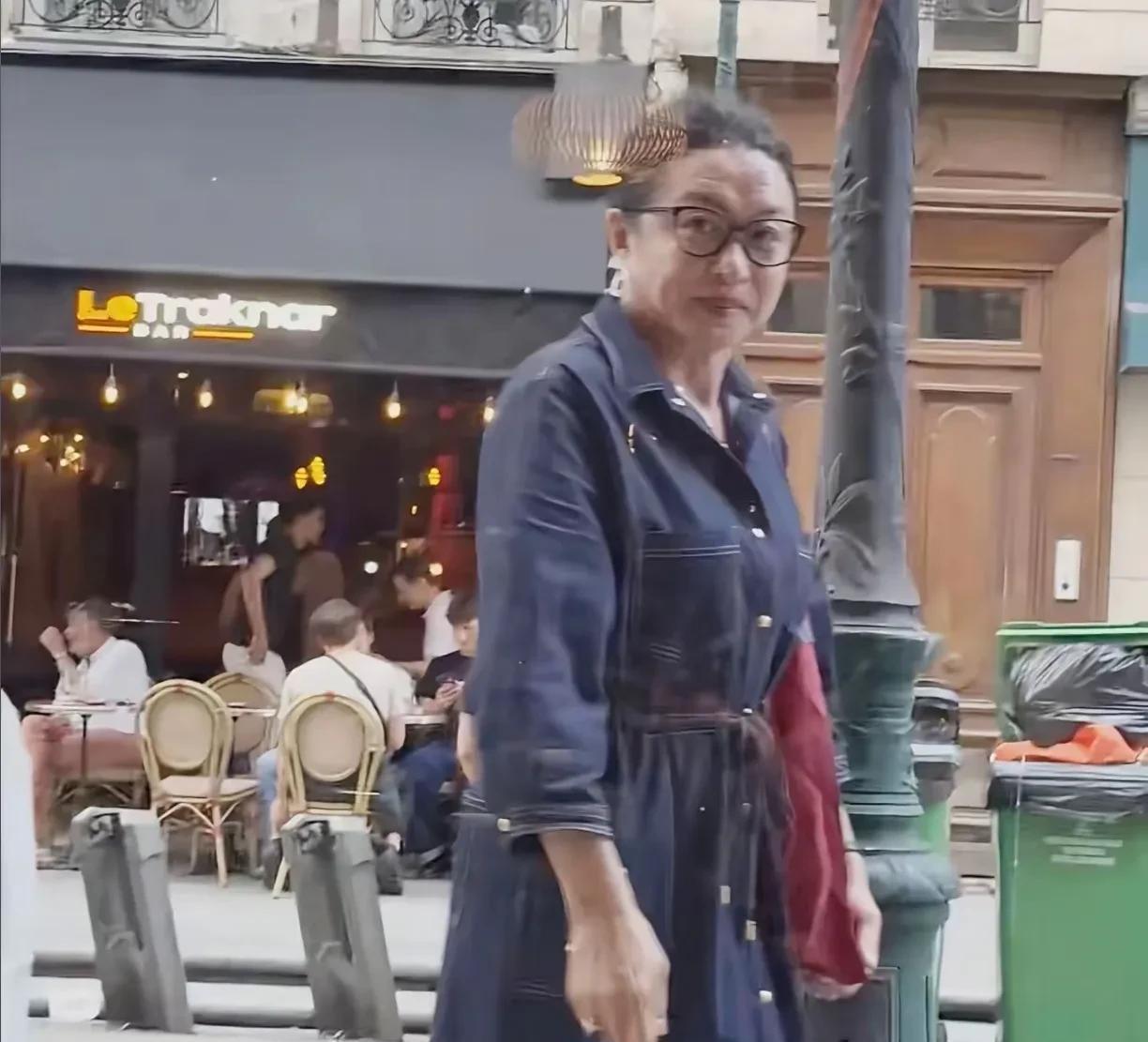 金星近状！58岁的金星法国街头被网友偶遇，被抓拍到几张非常真实的照片。虽然上了年
