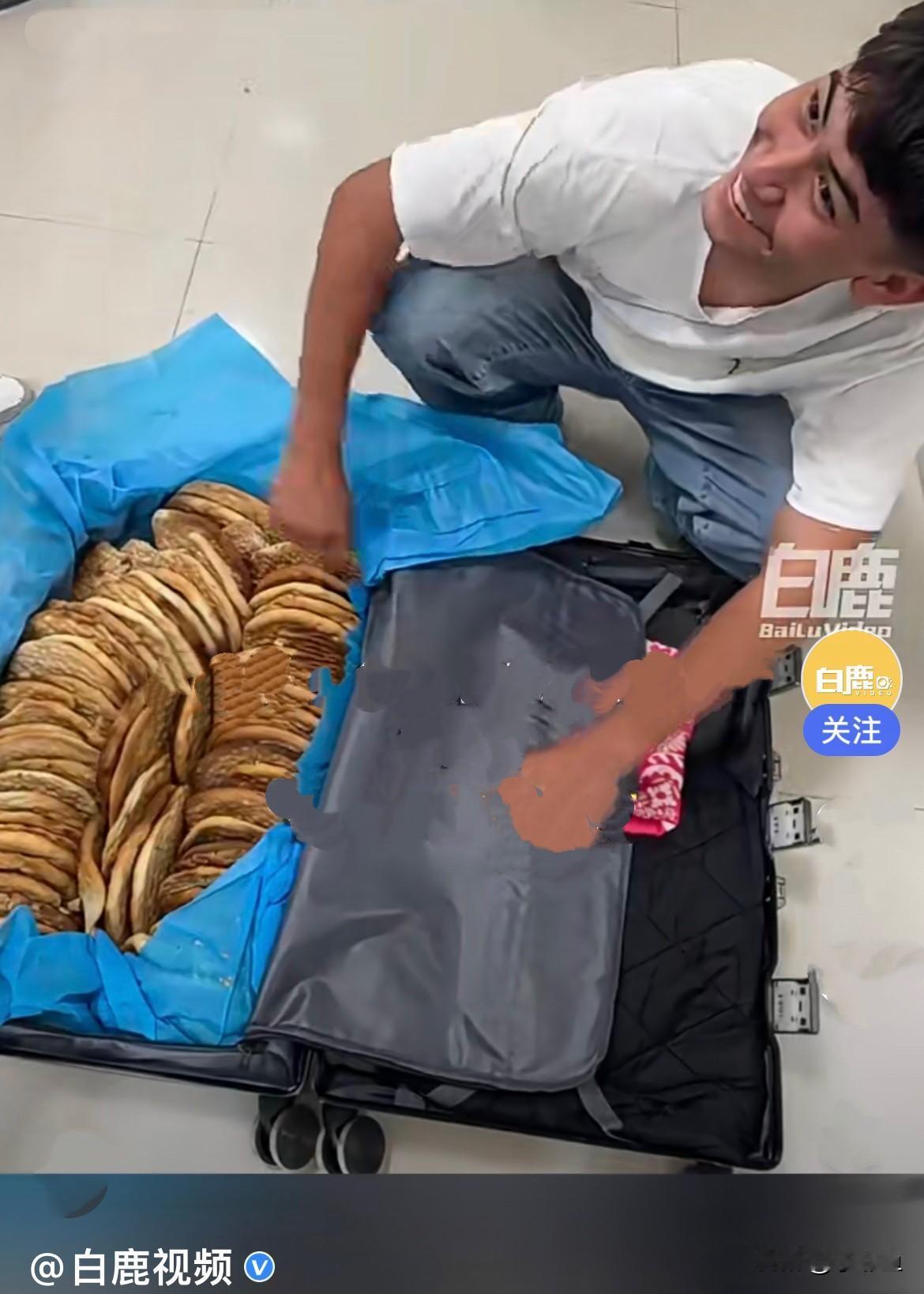 近日，新疆一名大学生开学返校，行李箱满满当当，塞得全是家里刚烤好的新疆馍，整整