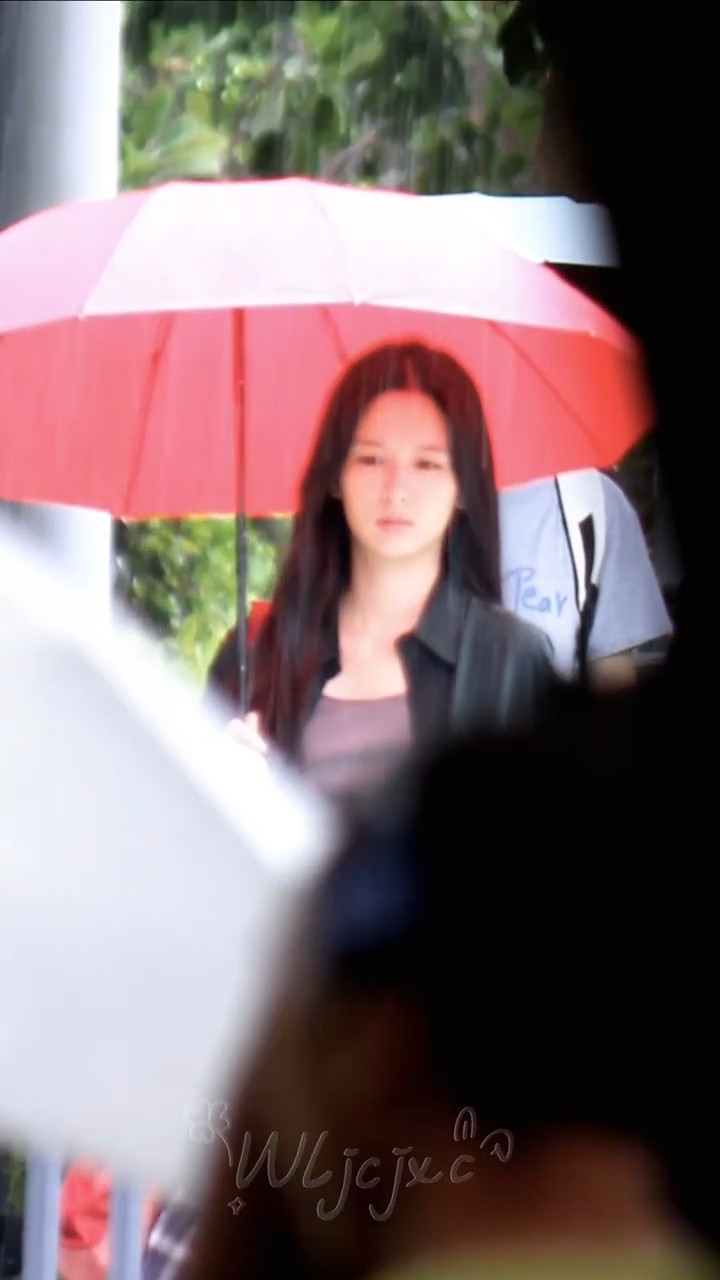 雨里的小诗兰😿🤲🏻也子这个破碎感...btw诗兰好爱红色哈哈哈哈周也林诗兰
