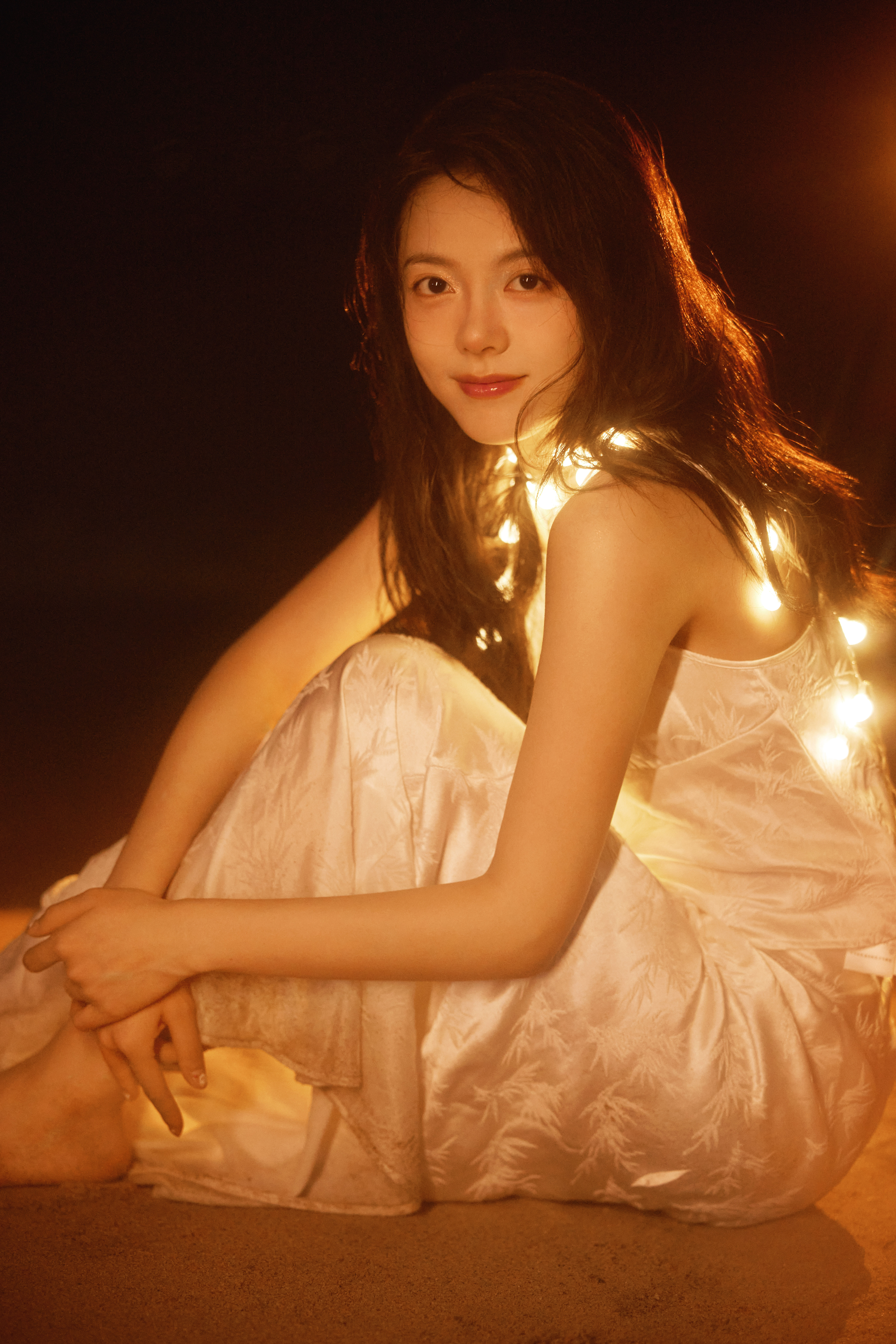 赵今麦，白色蕾丝吊带裙生日大片