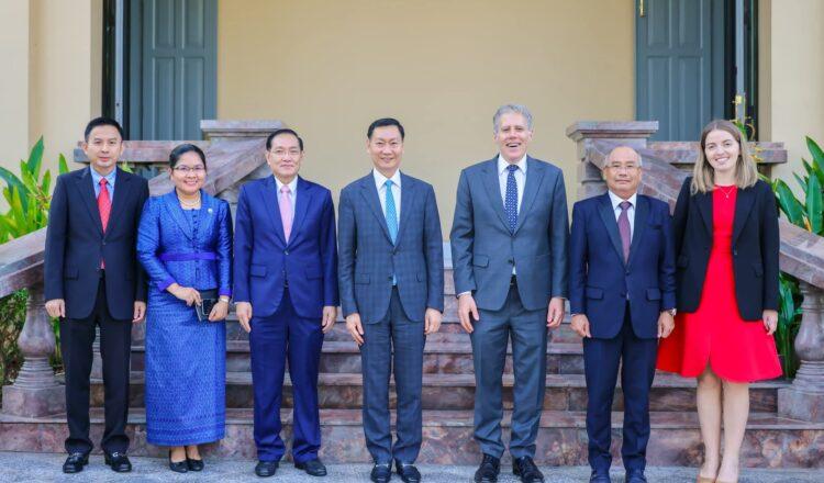 前脚柬埔寨副首相孙占托称，柬埔寨正寻求减少对中国的依赖。后脚柬埔寨矿产能源部部长