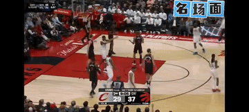 VS猛龙“他！就是他！他犯规了！”哈登抬着两只胳膊轮换着手指着巴恩斯，三