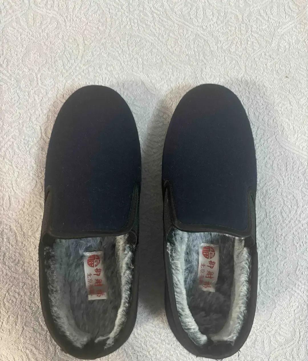 我每周回家都会给爸妈买礼物，没有太贵的，都是小东西，主要是想哄他们高兴。我爸每次