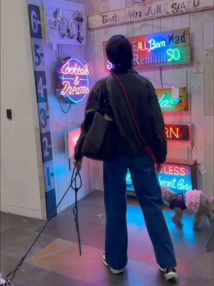 张曼玉牵狗上班曼神的生活，本身就如同一部细腻的文艺片。牵着狗狗漫步、上班，在超