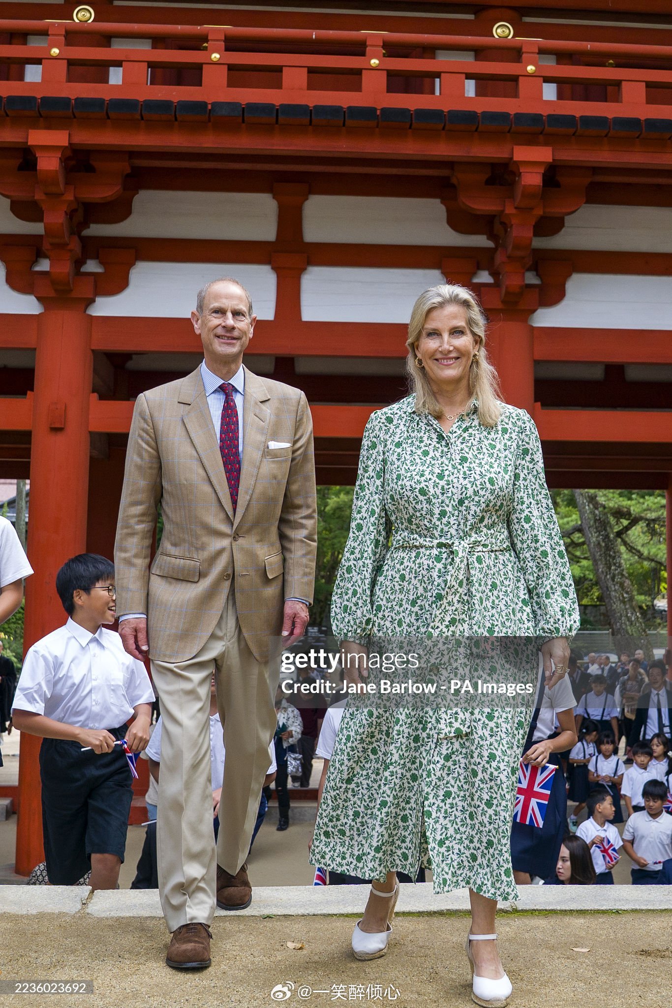 英国王室今天爱丁堡公爵夫妇在日本高野町访问坛上伽蓝，坛上伽蓝是日本高