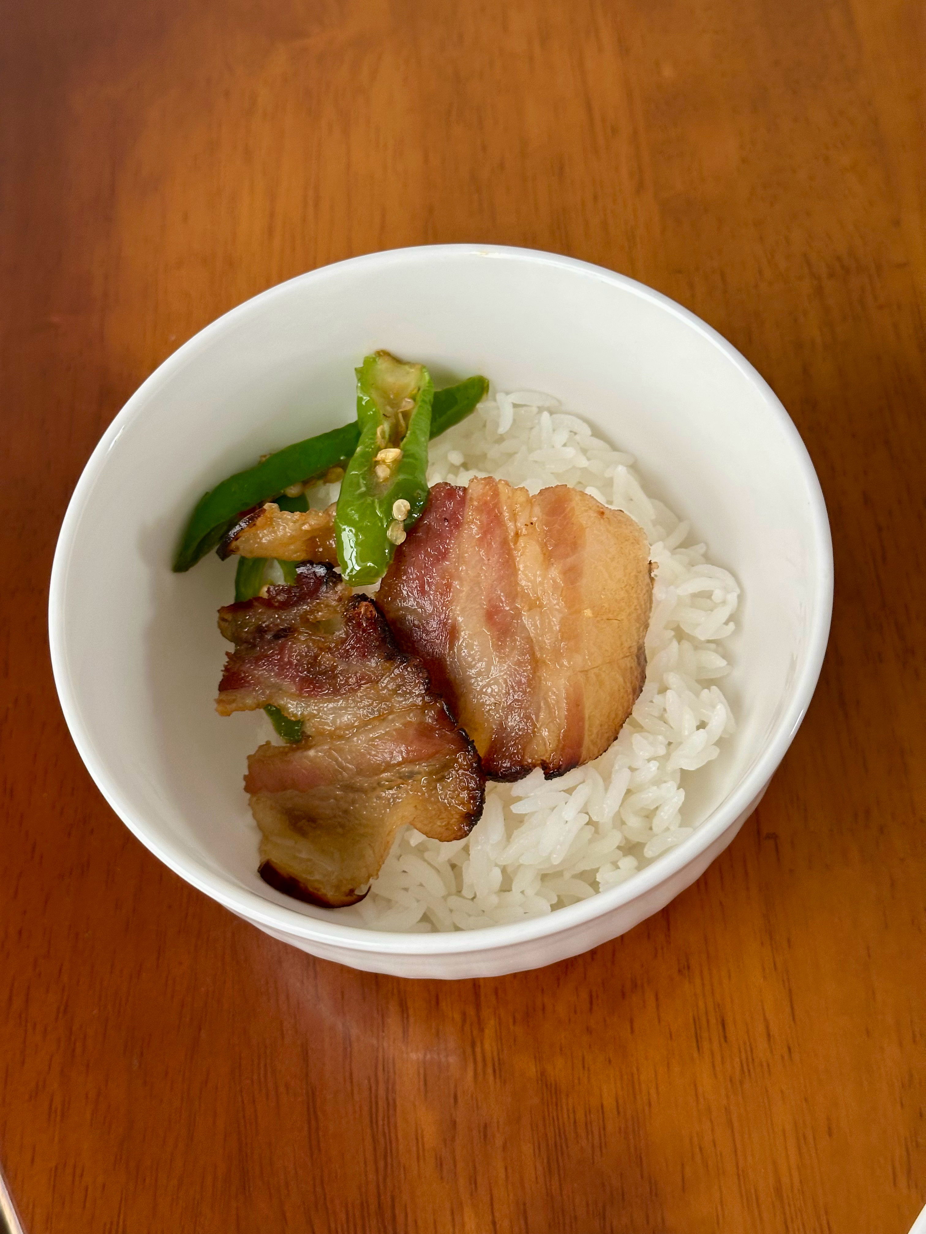 暂且莫提减肥，两片腊肉一碗饭！成都