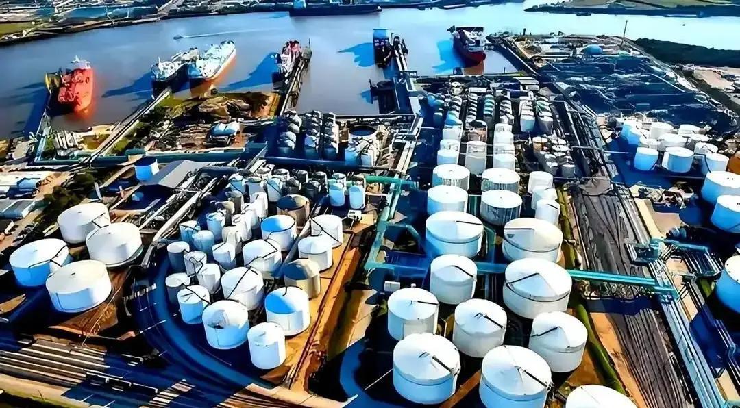 当全球都在为“一滴油”掐架，中国悄悄把油箱加满了：不是运气，是提前十年布好的局！