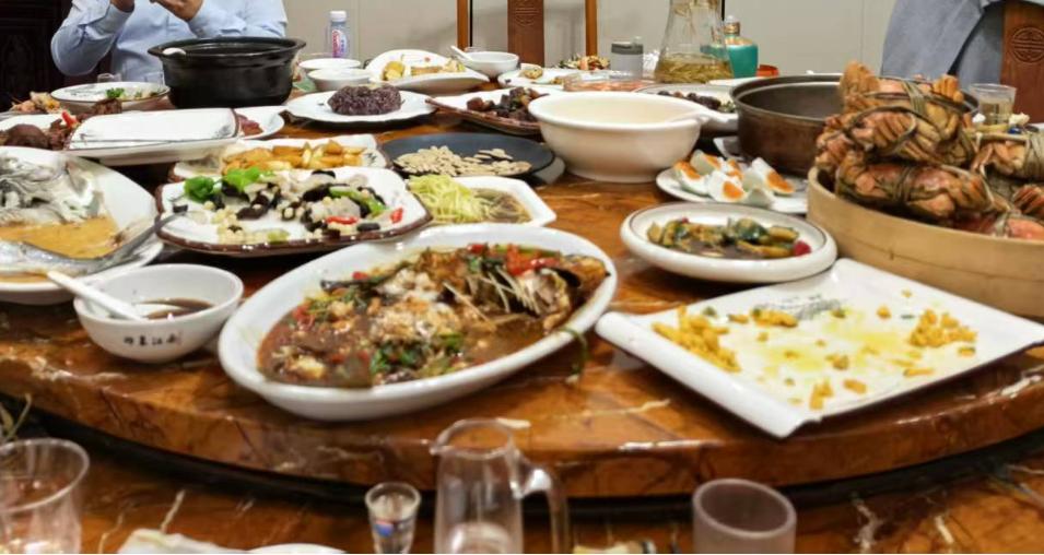 上周，我和老同学在阳澄湖的莲花岛聚餐，大闸蟹，KTV，掼蛋。大家尽兴之后，各自开