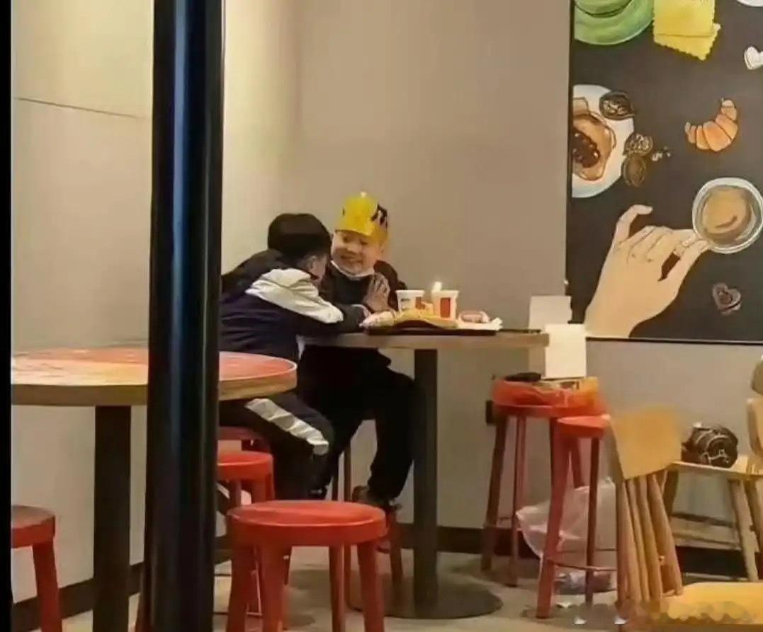 在肯德基看到这一幕，突然感觉真的该给孩子留点零花钱。