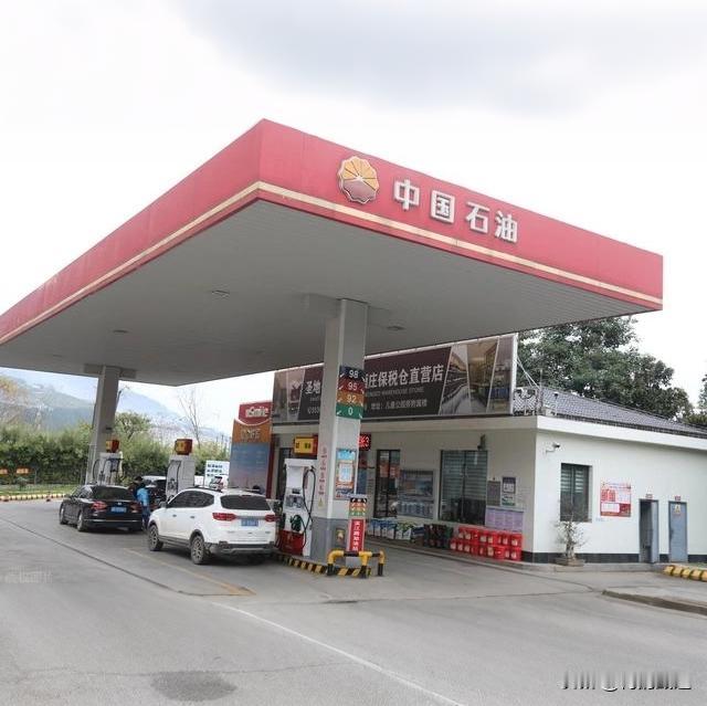 95号汽油重回7元！别高兴太早，大变天在后头！兄弟们，95号汽油又回到7元区