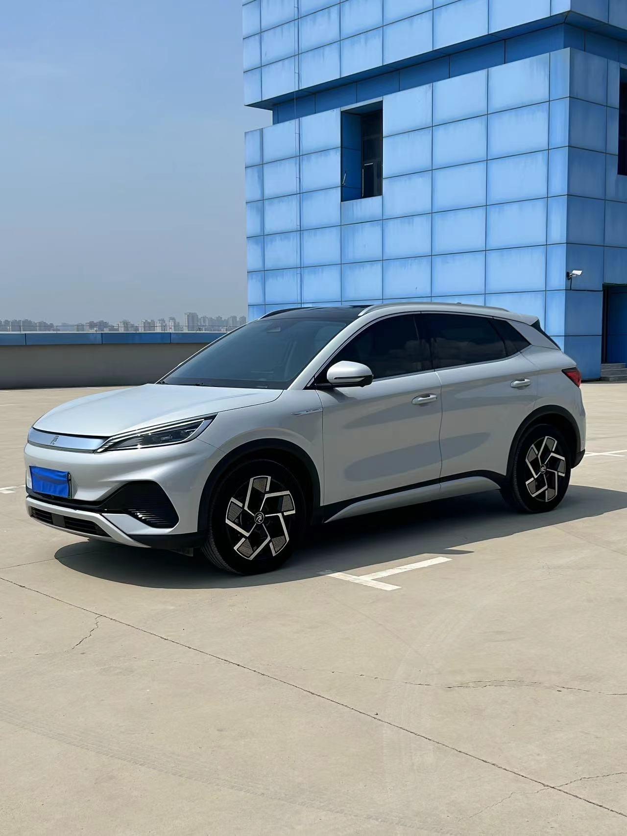 这事儿是我媳妇主动提的。那天晚上吃完饭，她突然跟我说：“我想买台车，自己开。”我