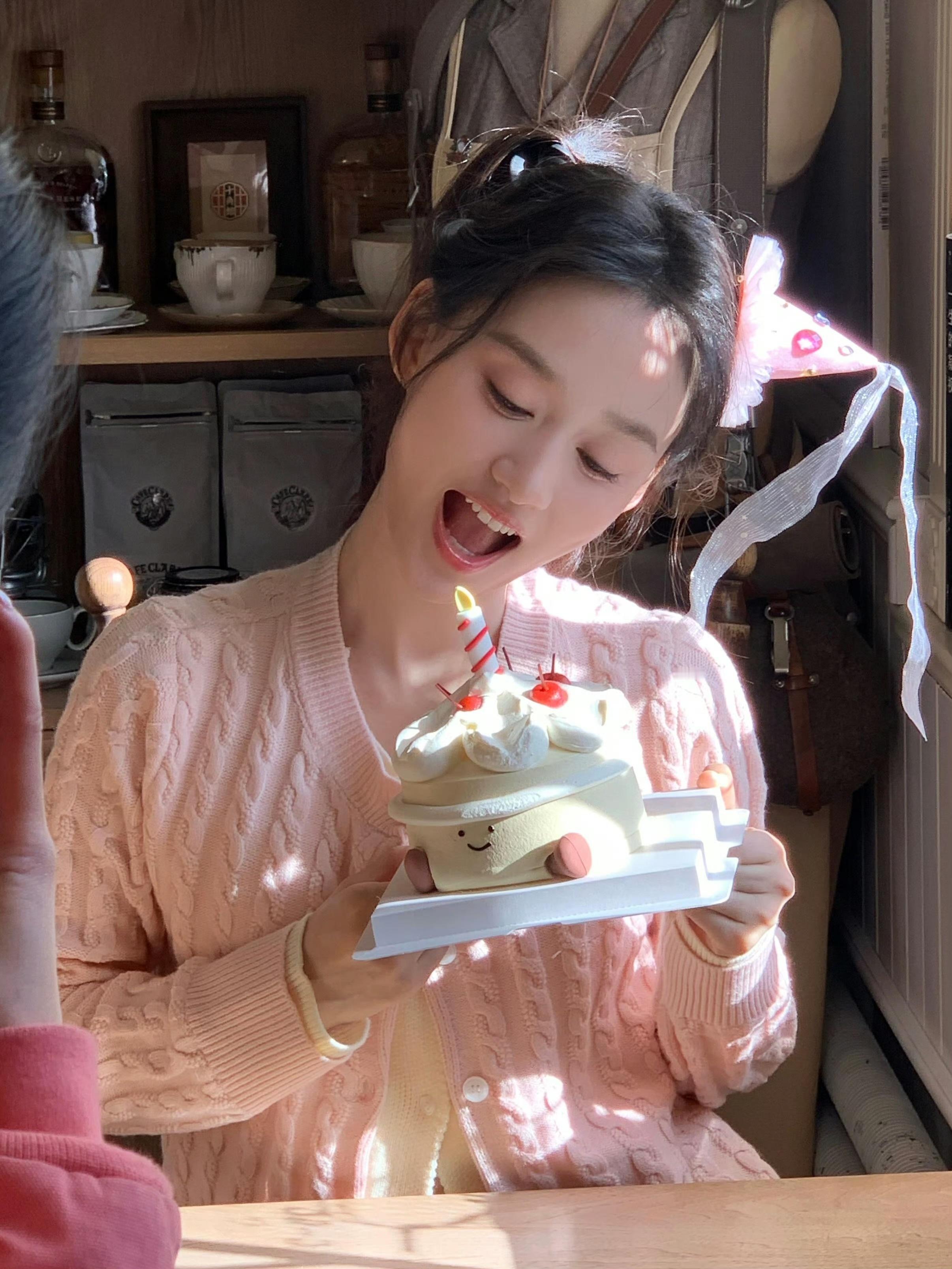 夏梦24岁生日照夏梦24岁生日照，俏皮马尾青春活力➕水蜜桃造型甜美可爱。就这个