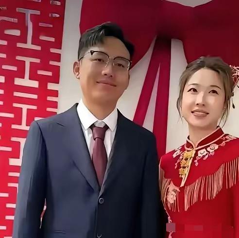 新郎26岁，新娘32岁，新娘是新郎高中三年的班主任。虽然在高中的时候，新郎就爱上