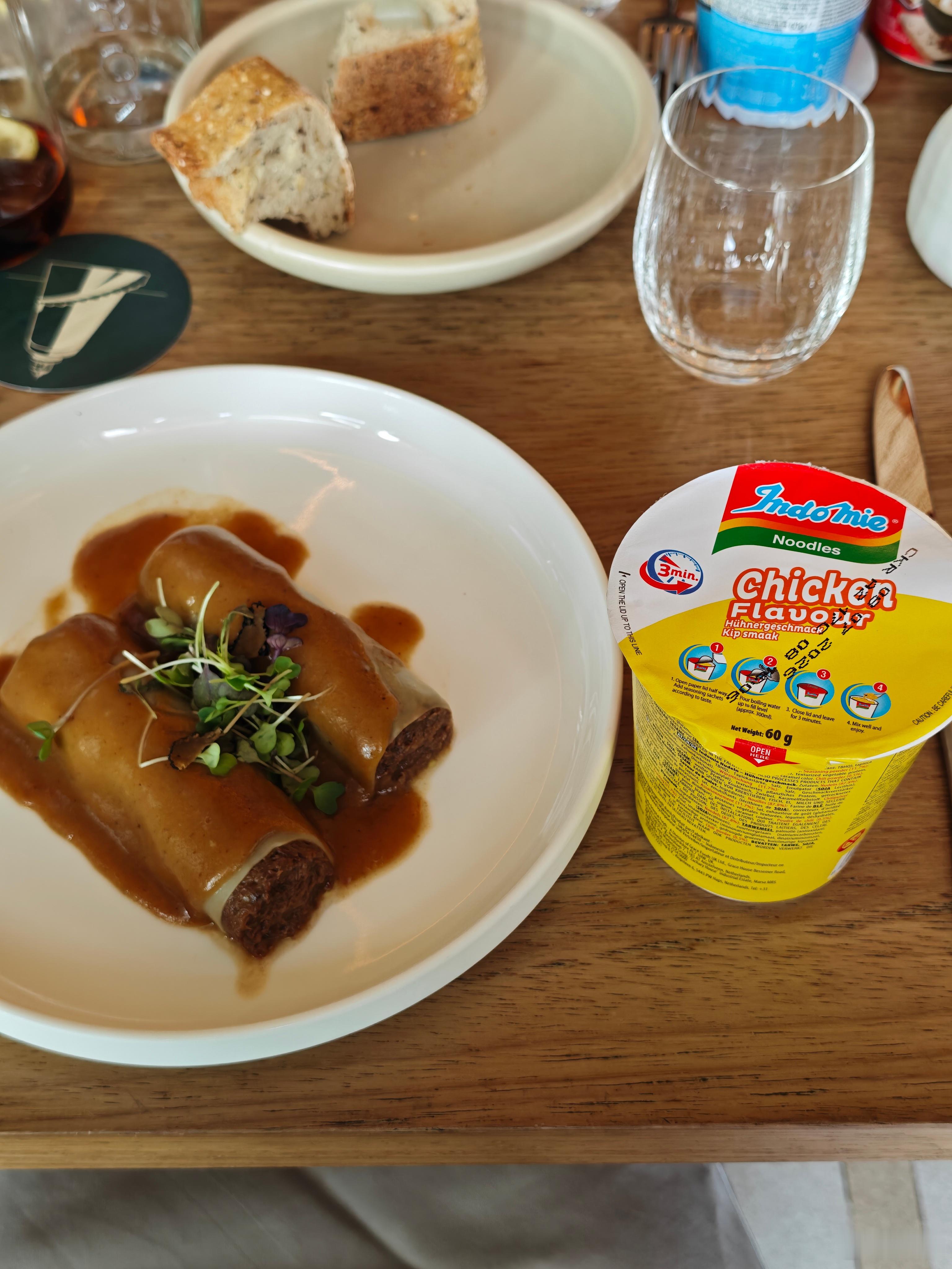 🍜泡面是在国外出差时最能提升幸福感的美食了。几十欧元的肉卷也比不上几块钱的泡面