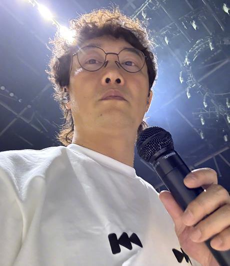 #陈奕迅摔倒#陈奕迅在演唱《人神斗》时因表演过度投入，后退过程中不慎踩空舞台台
