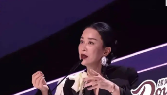 何炅没想到沈梦辰也没有想到那英会这么直接的怀疑投票结果，而且说了没几句那英的