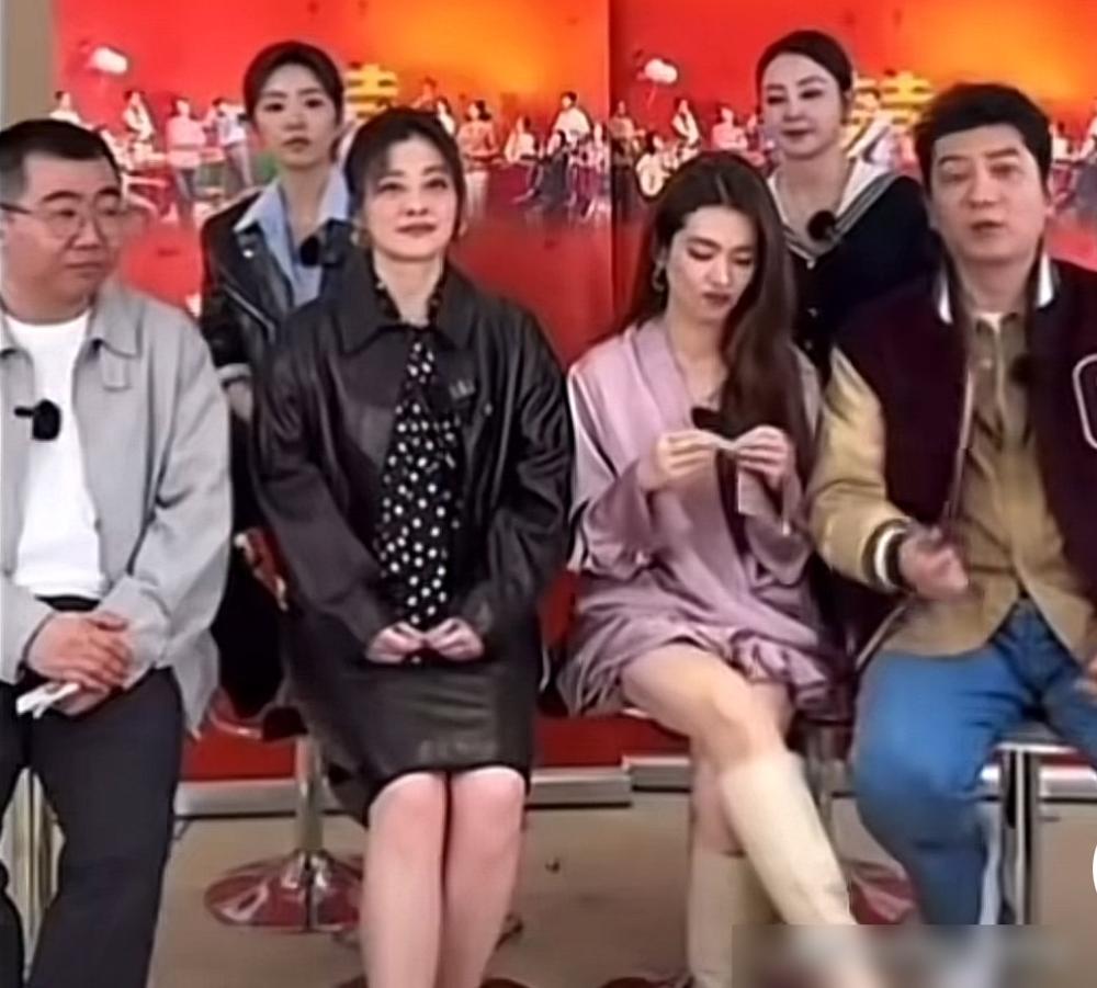 梅婷的笑容彻底僵在脸上，田雨下颌骨咬得死紧，夹在C位的女主角连头都不抬，正津津有