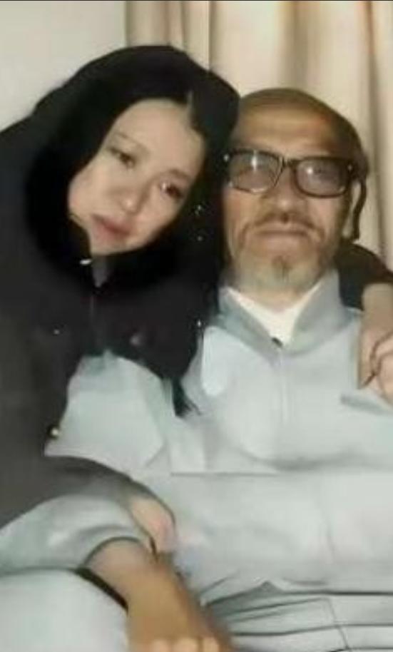 1990年，三毛跑到新疆和76岁的王洛宾同居。然而，王洛宾竟然说：“可以