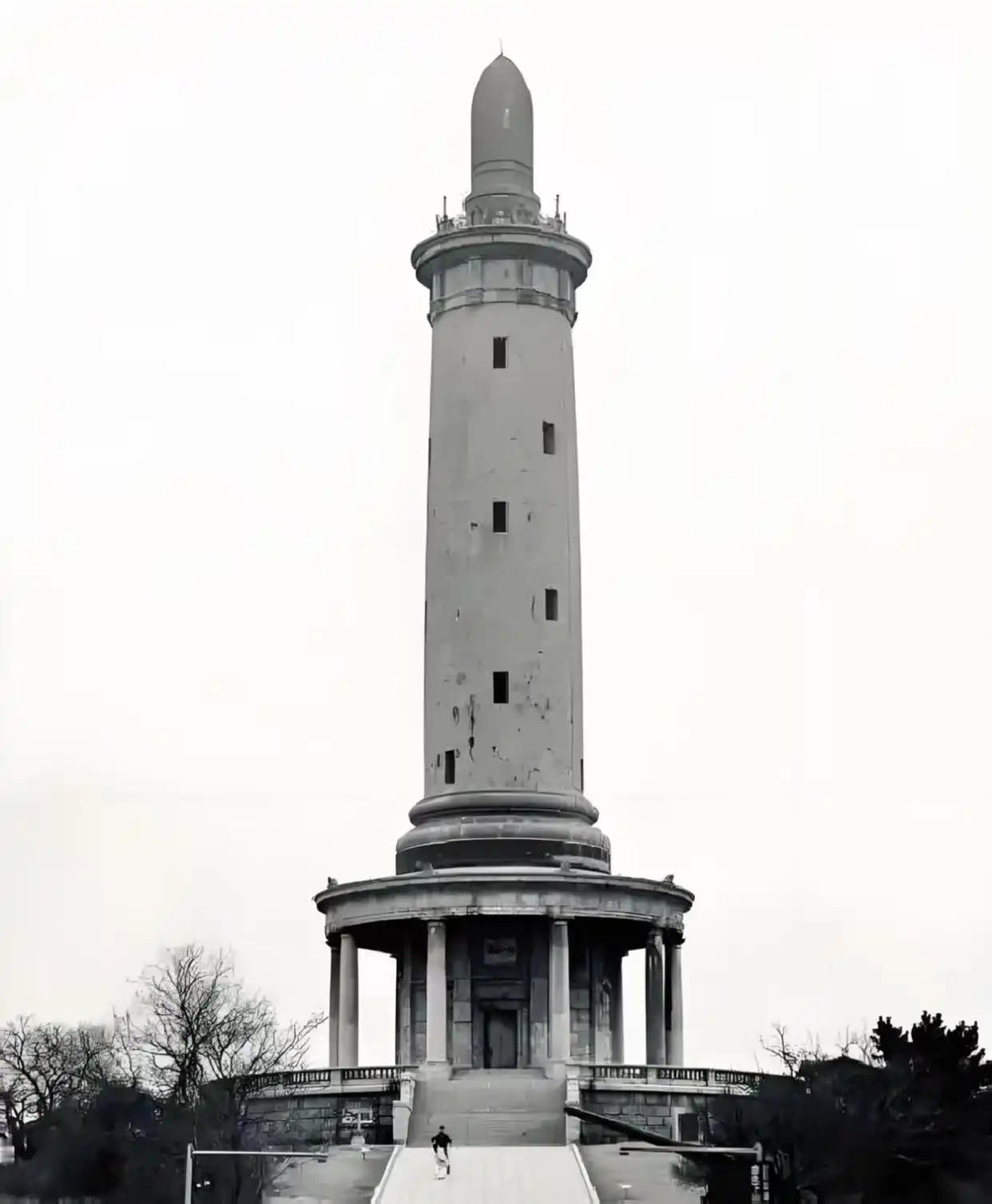 太蹊跷了！大连旅顺，一座老塔刚传出要拆，日本立马跳脚，开口就讨“废料”，结果地基