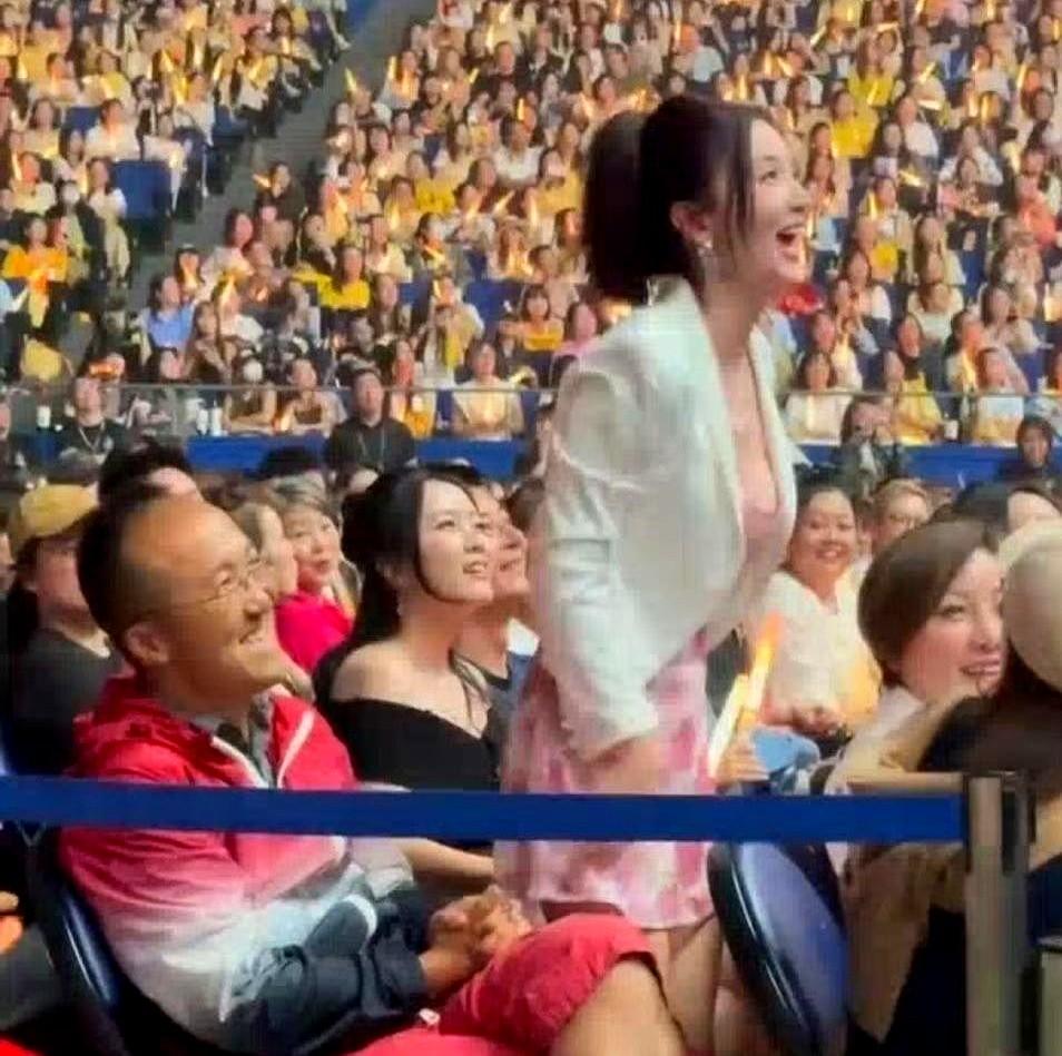 张萌的老公，不光不拦着她拍性感镜头，甚至还主动支持！她拿回家的剧本，人家连夜