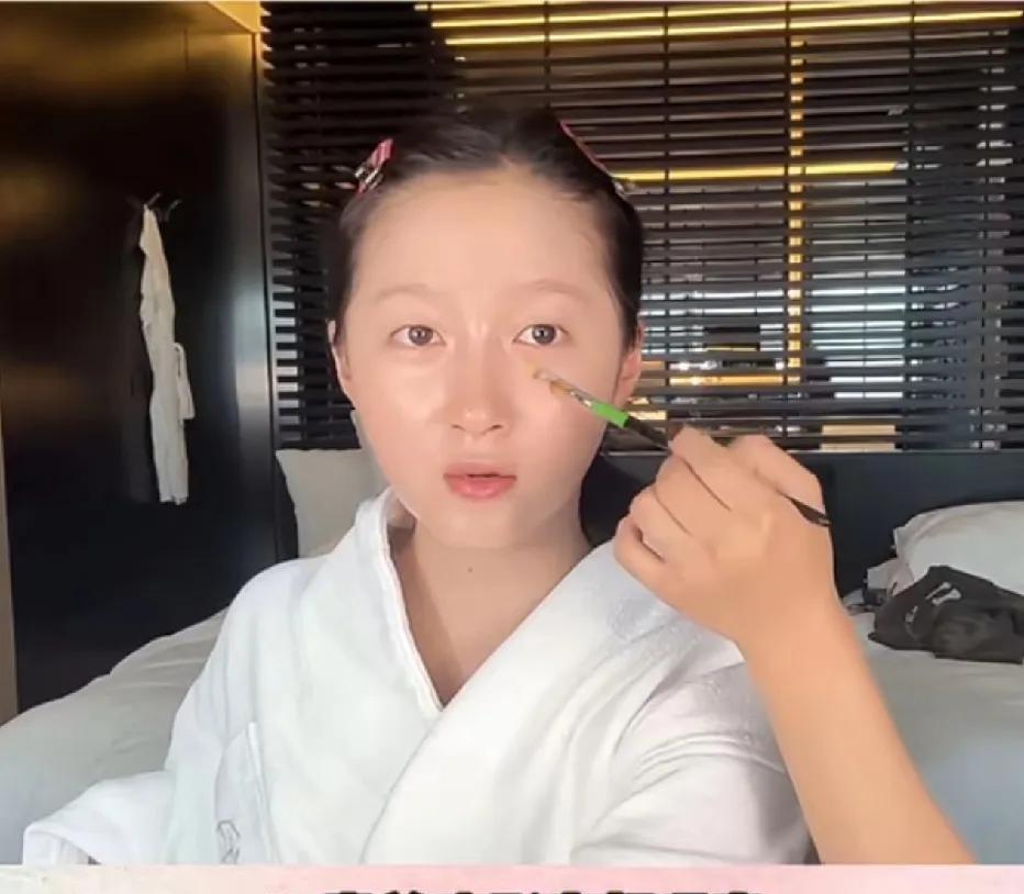 27岁关晓彤的素颜照曝光后，网友们直呼简直认不出她。素颜状态下，她的眉毛显得格外