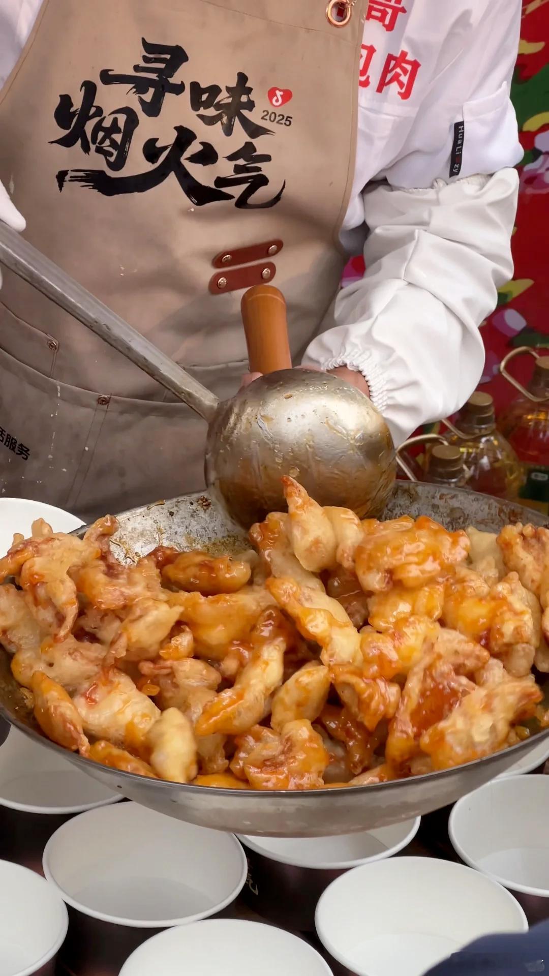 周末去麓湖的烟火集市凑热闹了，就是网红美食大聚会，最火的可能就是鸡排哥，下午去的