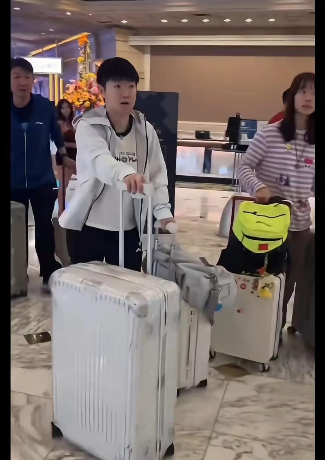 出发回国了。莎莎，大头等国乒大部队，与朋友拥抱告别，拉着行李箱，坐十多个小时的
