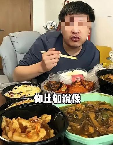 网上流传的那张吃饭照片看得人后背发凉。一个极其随意的塑料盆，里面装的竟然
