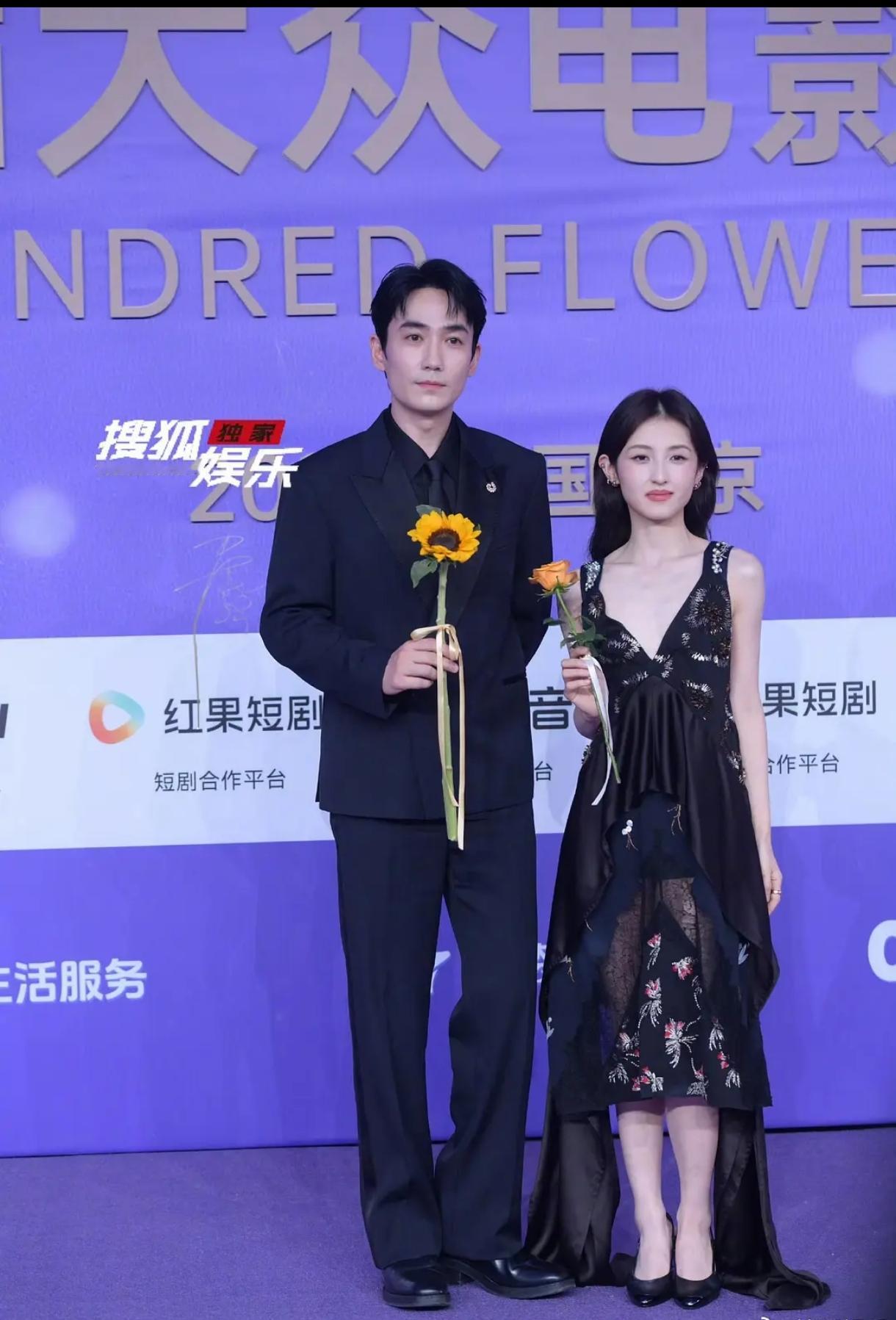张子枫太瘦了吧，感觉一米六不到点。如果光脚160穿上高跟鞋至少到男的耳朵位置了。