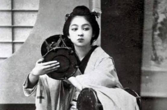 1945年，美军对着碉堡里的鬼子喊话，让他们缴械投降，在没有回应后果断采取了火攻
