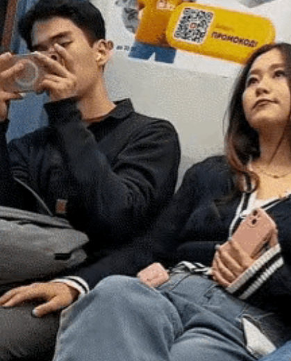 不识抬举！地铁上看到一个男生和一个女生坐在一起，男生自顾自看着手机，应该相互不