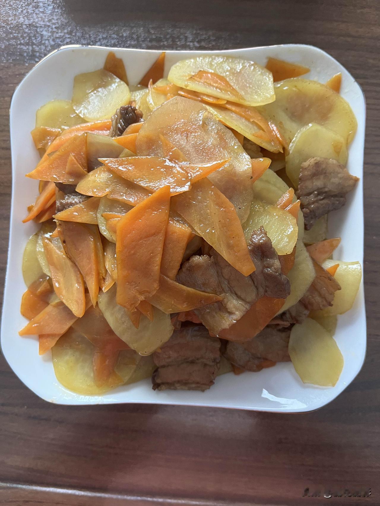 好友们晚上好！五一快乐，晚餐香香！今天的晚餐：土豆胡萝卜炒肉片西红柿炒鸡蛋