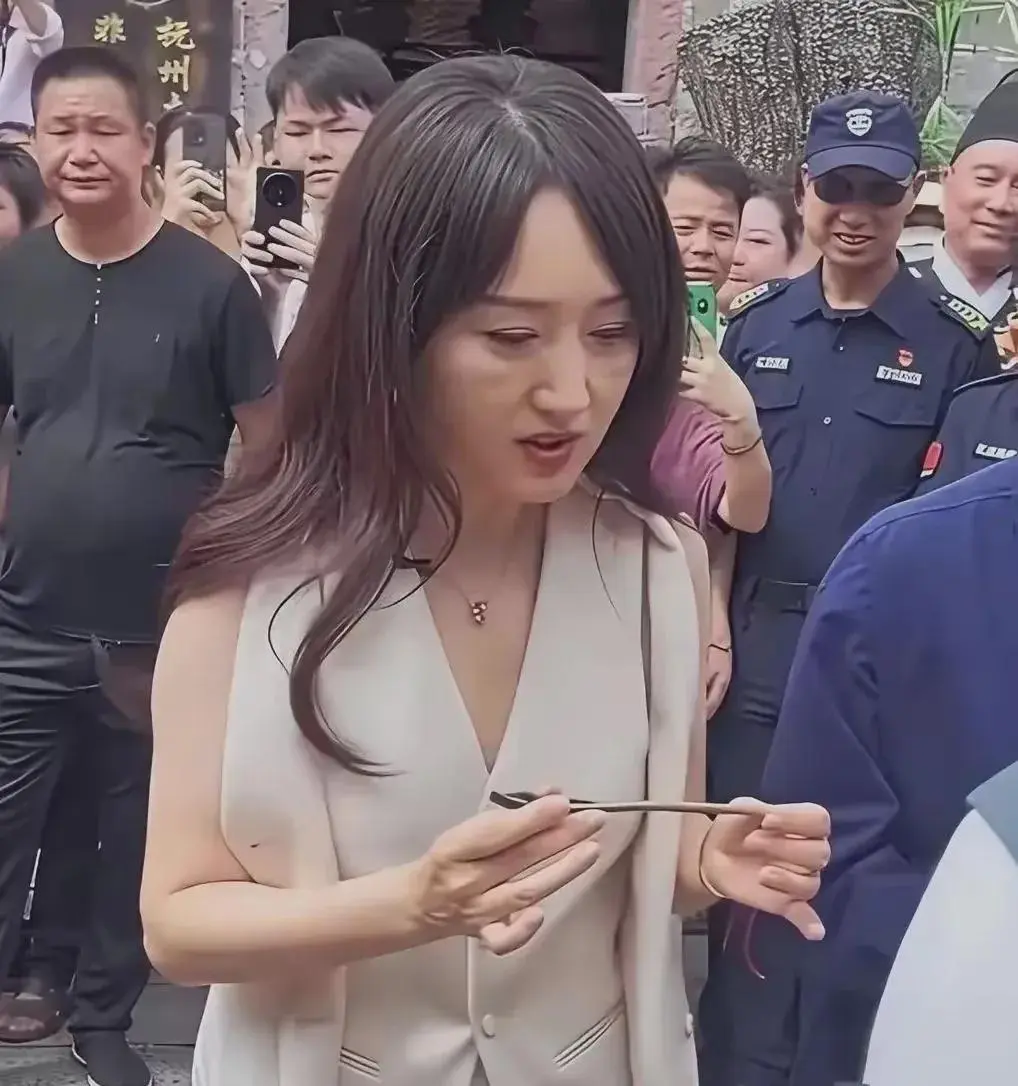 如今的杨钰莹已老去，一点儿也没有网上吹的那么年轻，可愛！大脸盘，额骨突现，怎么化