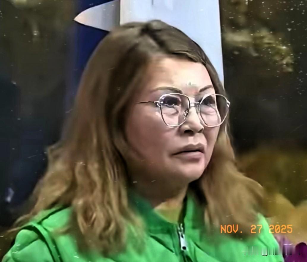 国民党寒了何鹰鹭的心！在26日国民党召开的中常委会议上，会前党主席郑丽文与各中