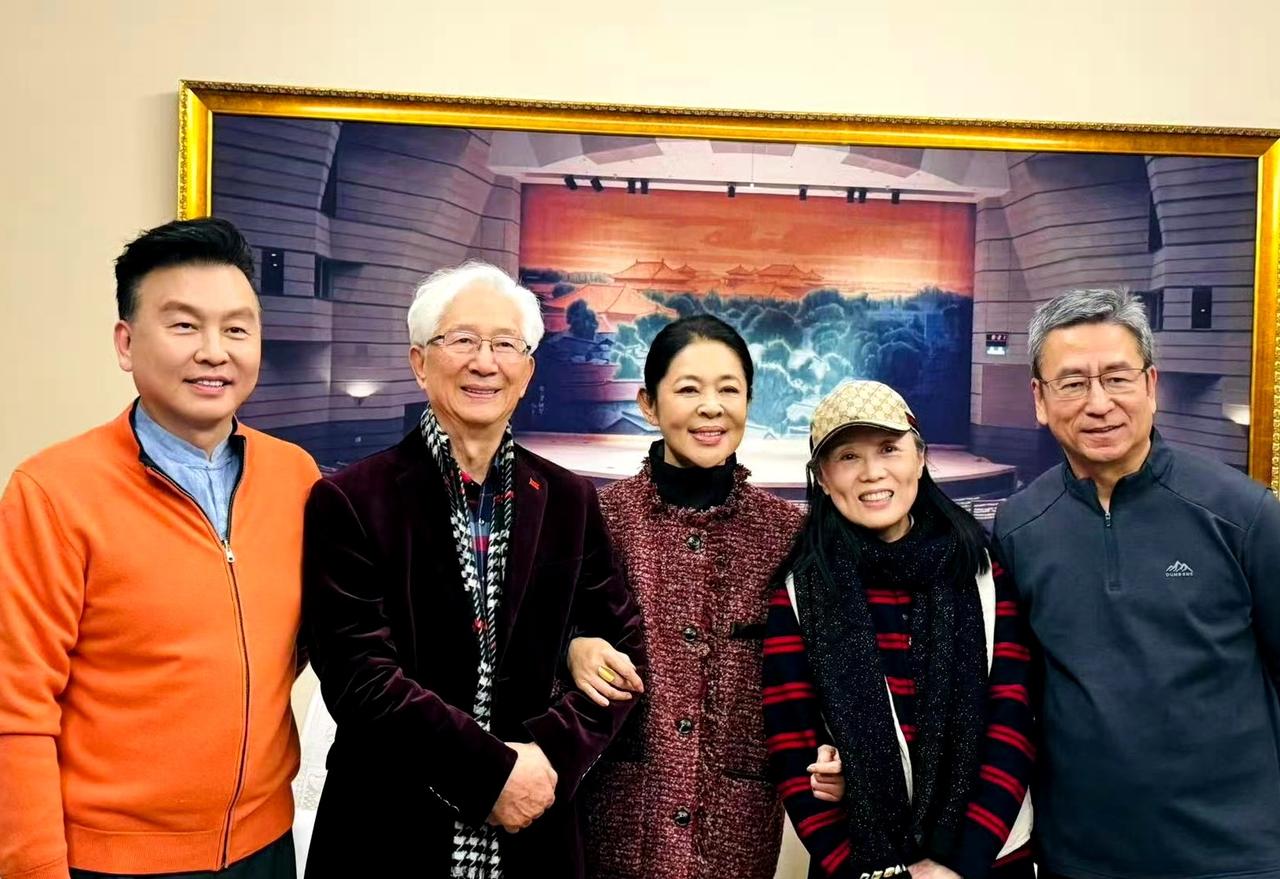 这张5人合照中，我认出了目光如镜，银发闪耀的陈铎；气色盈和，器宇不凡的白岩松；还