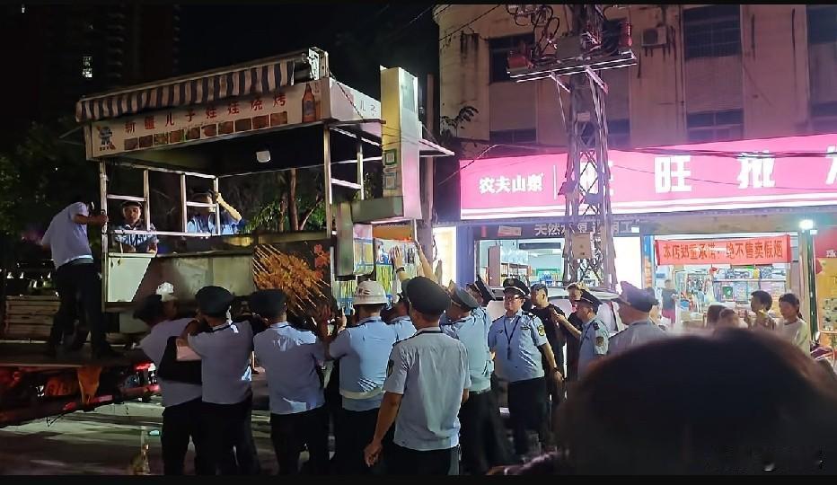 摆摊的人都是开店倒闭，离异家庭，公司破产，负债人群，都不容易[哭哭]