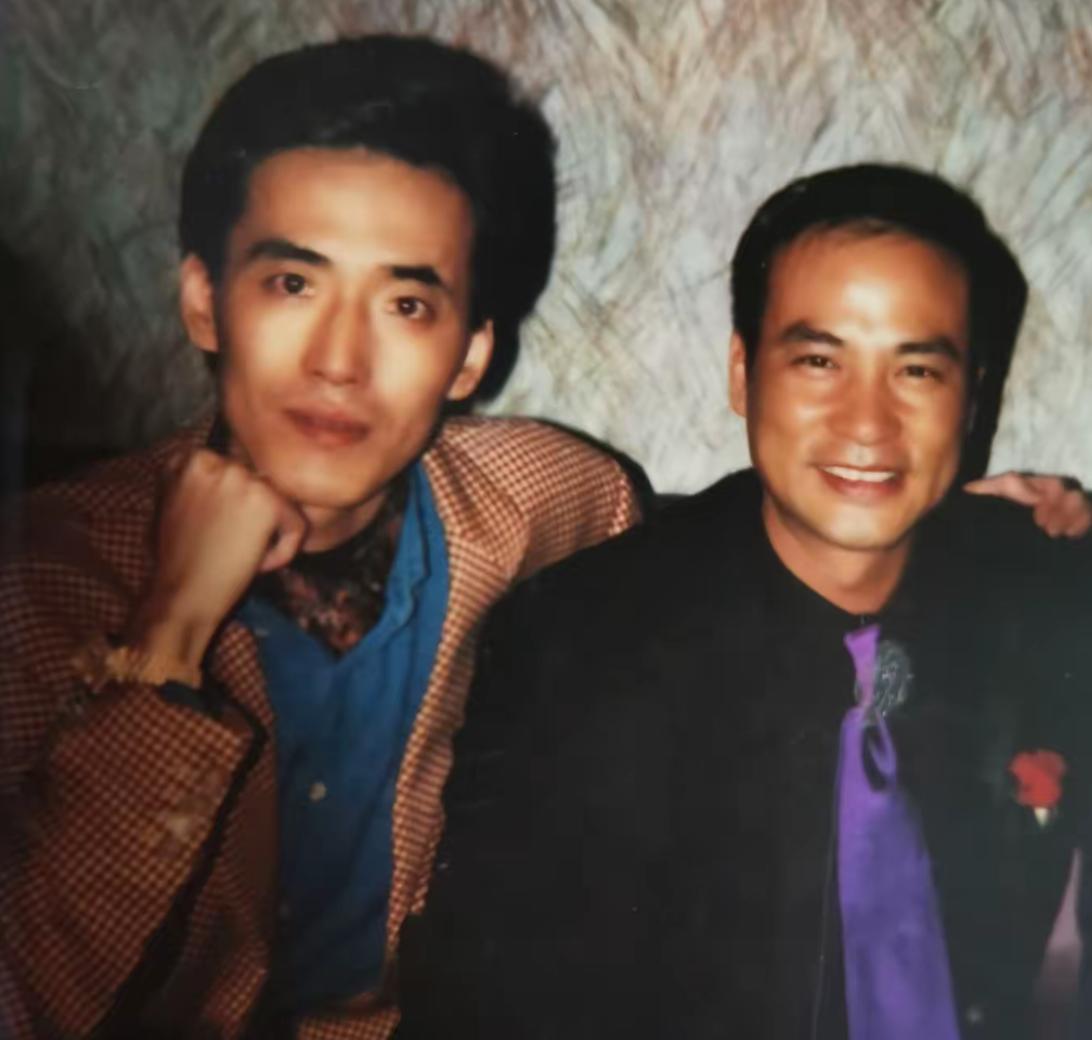 京圈“老炮儿”加代去世六年，妻子与儿子近况曝光小餐馆内母子聚餐，喝茅台，抽华子